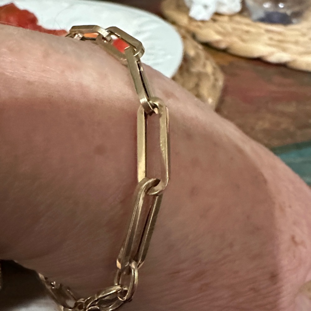 Elegant 14 kt Gold large link Bracelet 
Pair other bracelets or on its own. - Picture 5 of 7